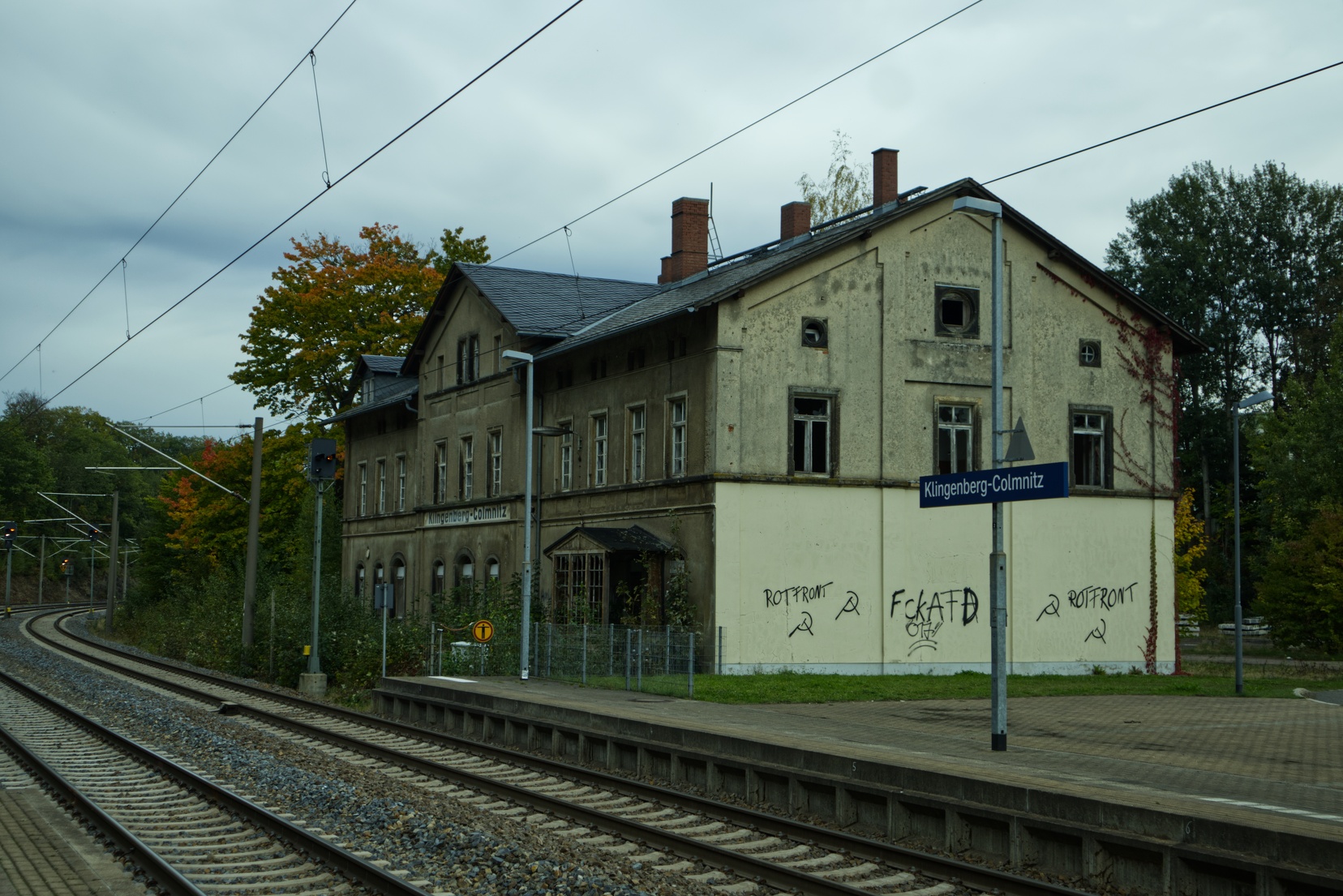 The reception building of the station Klingenberg-Colmnitz has definitely seen better days.